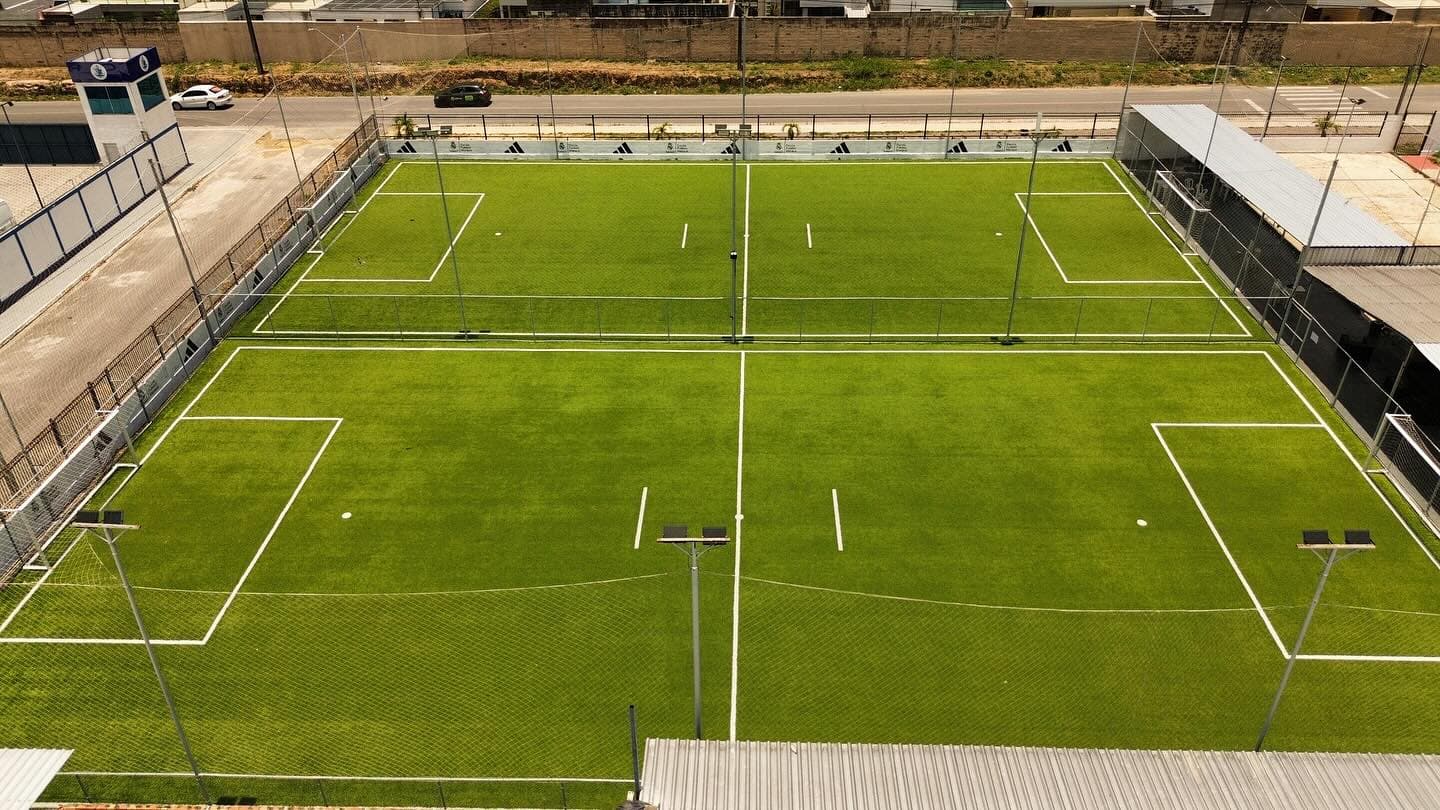 Visão lateral dos campos de futebol